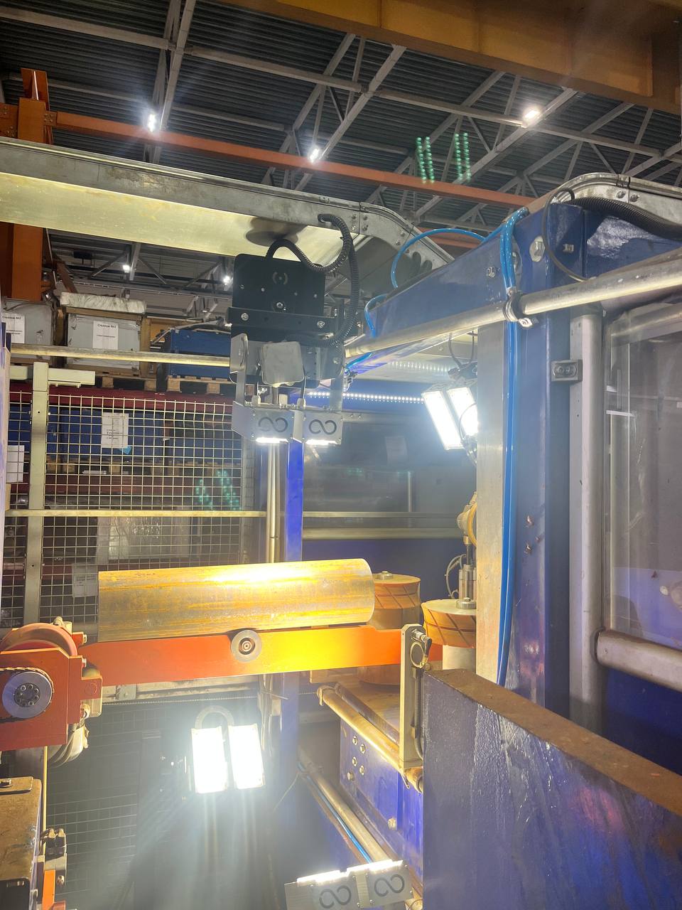 Система машинного зрения ML Sense сканирует поверхность трубы.