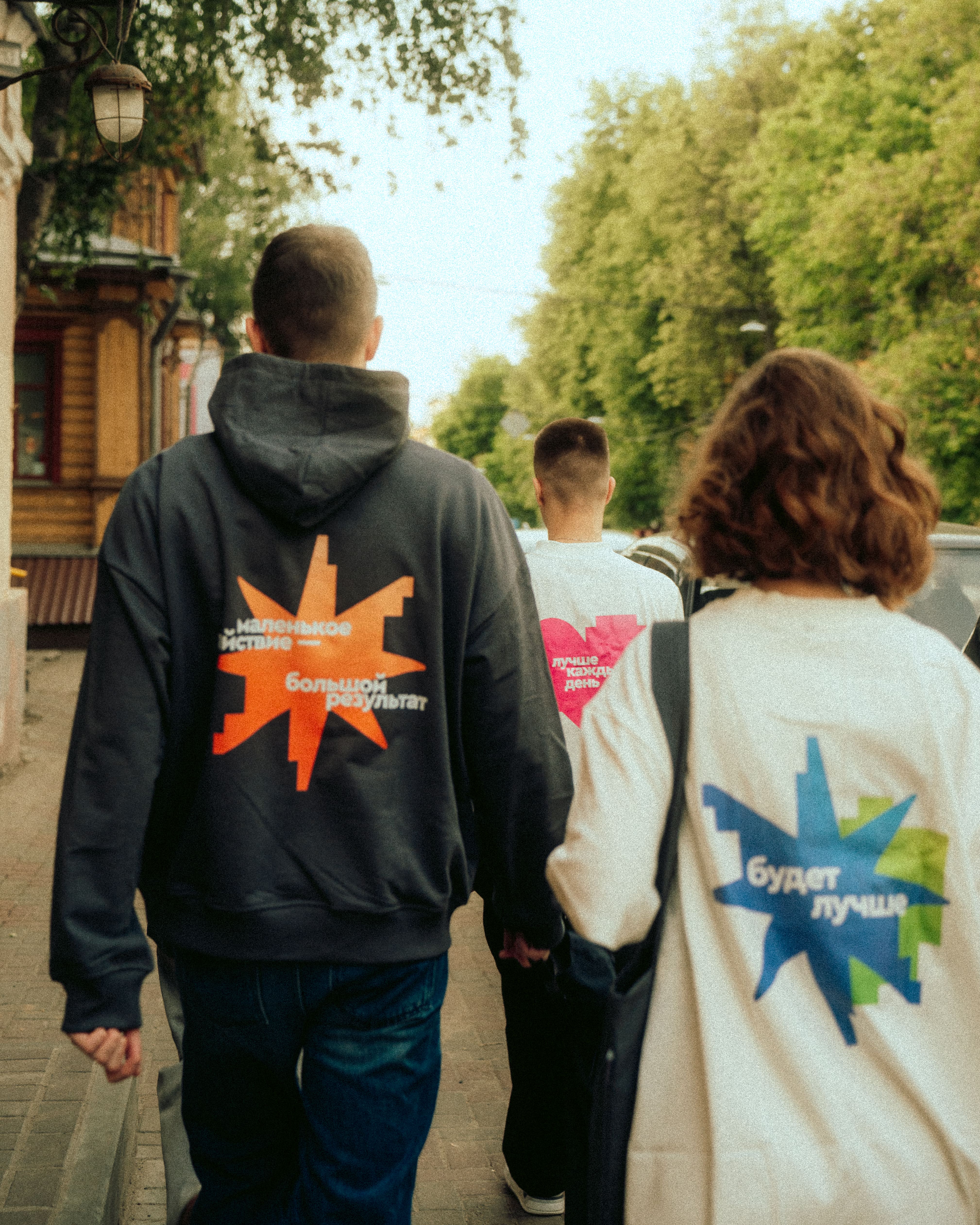 Фирменные иконки на лонгсливах, футболках и худи.