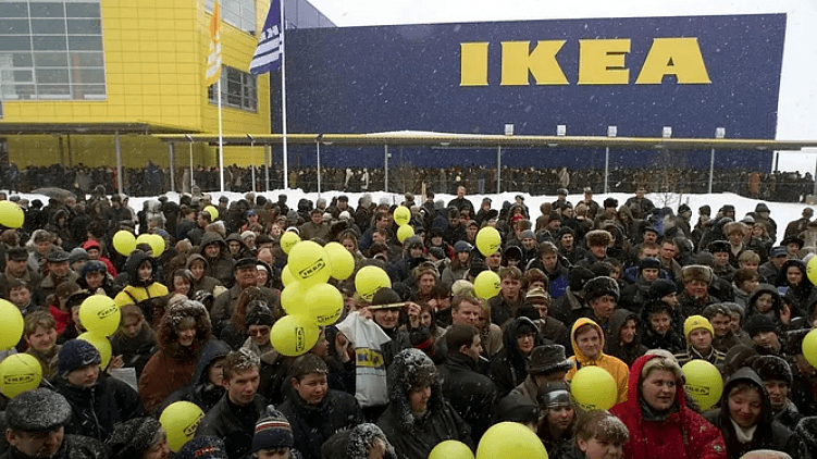Историю появления IKEA в России можно прочитать в шикарной книге Леннарта Дальгрена «Как я покорял Россию, а она — меня». Рекомендую. 
