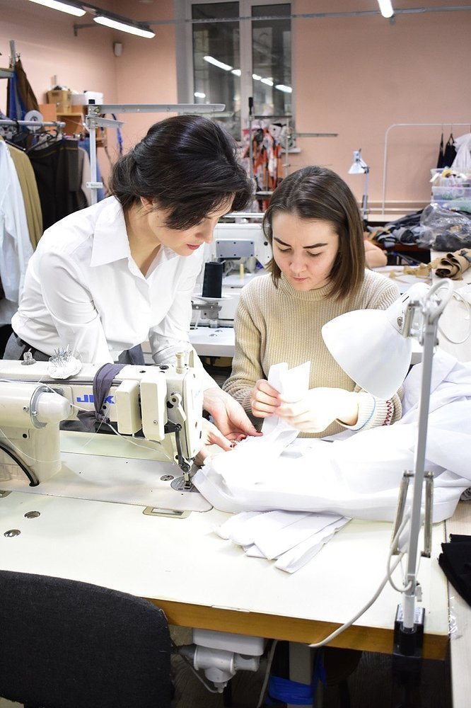 Екатерина обучает сотрудников на производстве