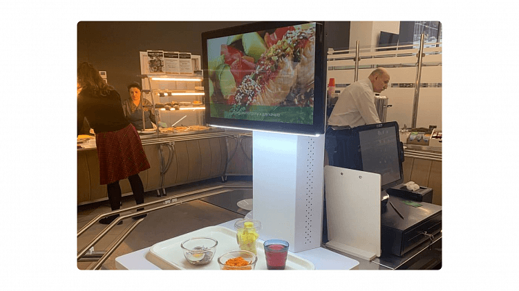 Робот-кассир в столовой Сбербанка. 