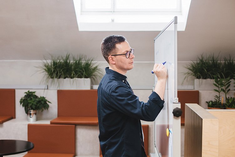 Аутсорс, аутстаффинг и продуктовая разработка. Различия форматов понятным языком