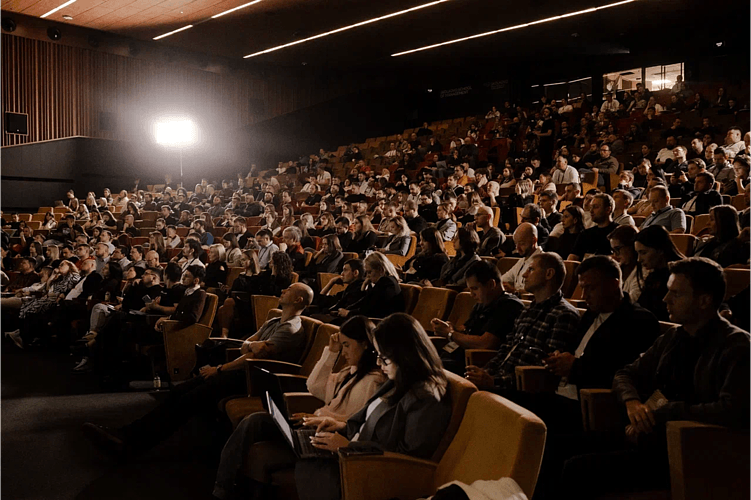 Зал в секции «ИИ в поиске: куда движется выдача и зачем это бизнесу»