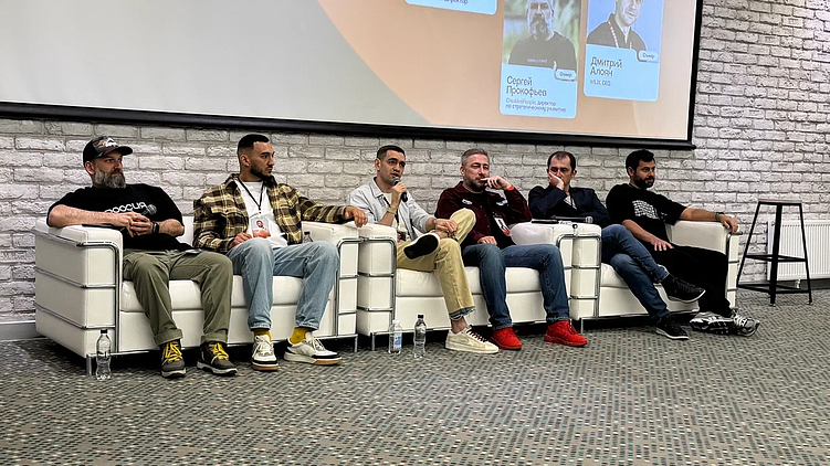 К круглому столу также подоспел Олег Чулаков, основатель Chulakov.