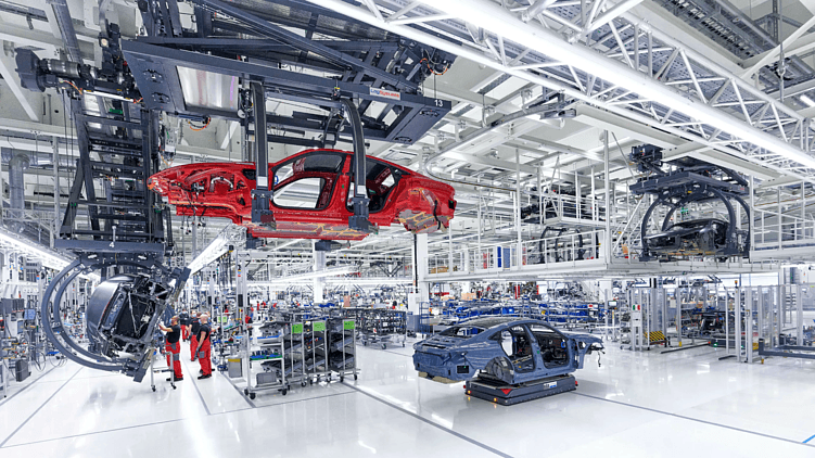 Сборочный цех Audi в Böllinger Höfe, в котором вместо множества отдельных контроллеров используется облачная IT/OT-система виртуальных контроллеров (vPLC), интегрированная с оборудованием на сборочной линии.