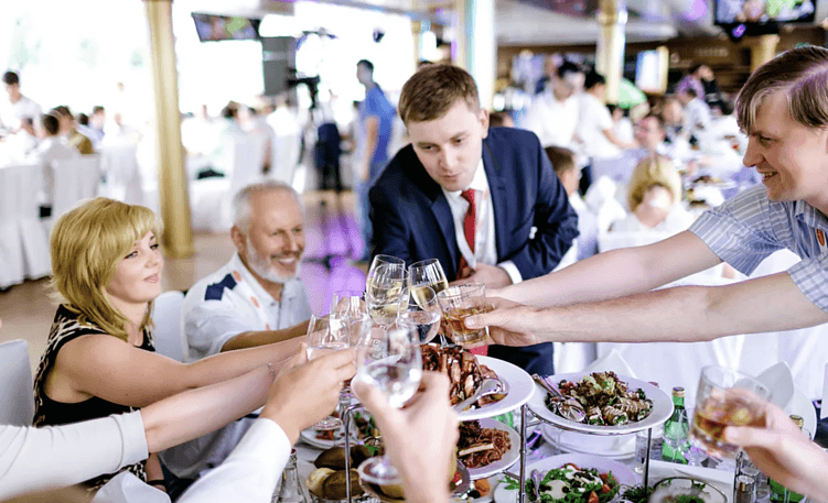 Как выбрать формат корпоратива: традиционный праздник или нестандартное решение?