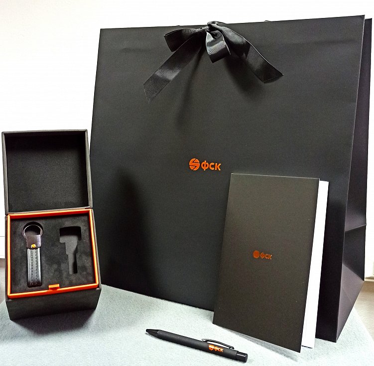 Подарки с сюрпризом: что положить в новогодние корпоративные наборы?