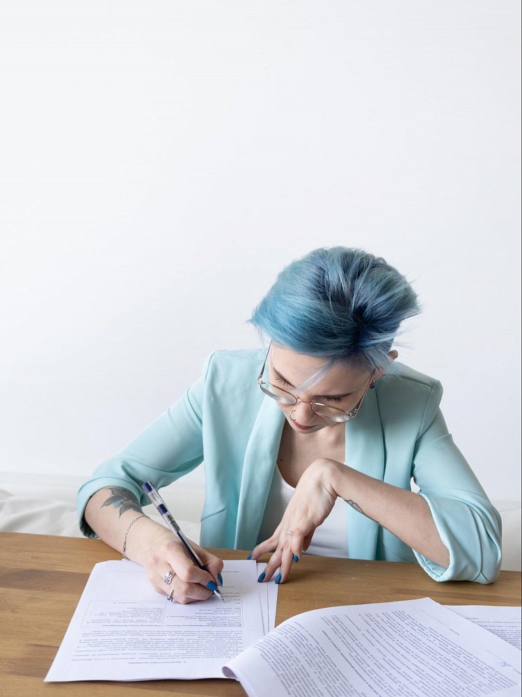 Валерия подписывает документ.