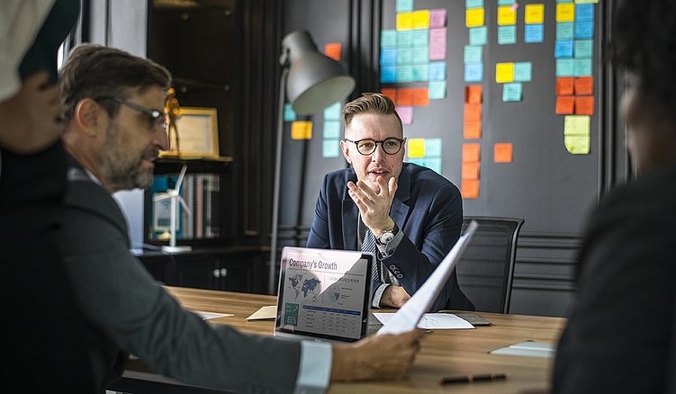 В современном бизнесе выигрывают не те, кто планирует, а те, кто пробует.