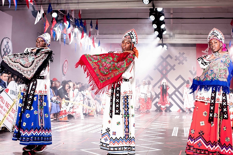 Разбираем русские тренды с е—б эдженси: красный цвет как исторический символ русской культуры