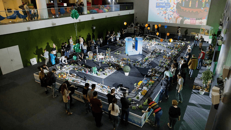 Строить можно и что-то вполне реальное. Скажем, сотрудники Mail.ru построили огромный LEGO-город.