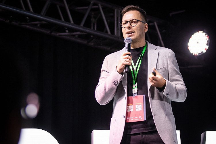 Легенды гласят, что чем больше бейджей у спикера — тем он круче