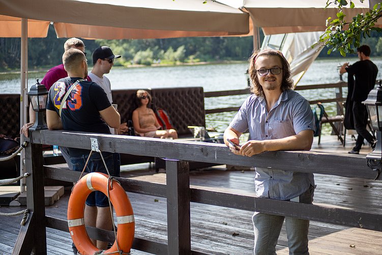 — Висим на столбах и подбираем маникюроустойчивую клавиатуру… К дню сисадмина