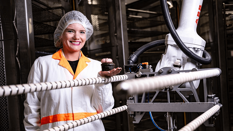 Промышленный ИИ следит за составом пирожных, отслеживает перемещения продукции по цеху и даже самостоятельно ее увозит в печь с помощью автоматических тележек.