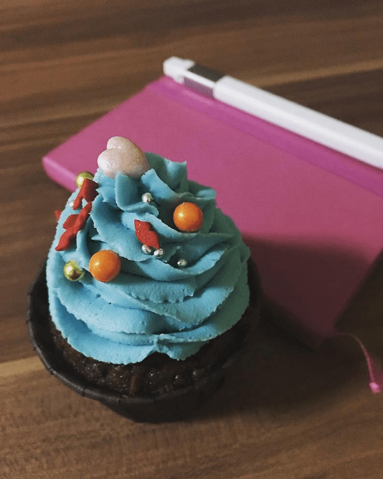 Тот самый склерозник. И пироженка!