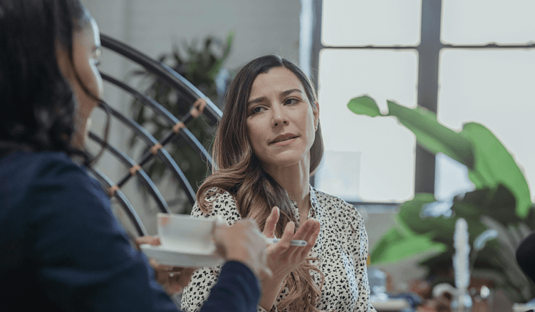 Тонкая улыбка. Сдержанная реакция.