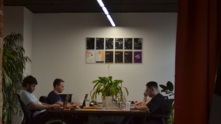 Ламповая онлайн-игра для новогоднего корпоратива: правила и шаблоны