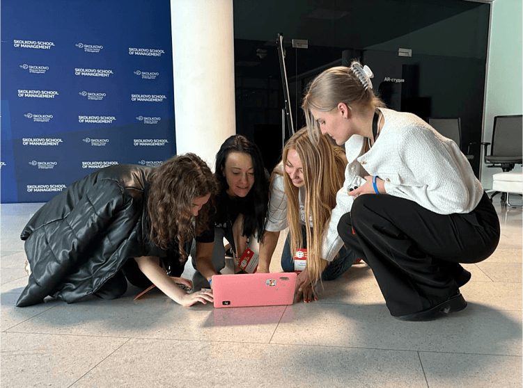   Отдел маркетинга “Ашманов и партнеры” решает срочные вопросики 