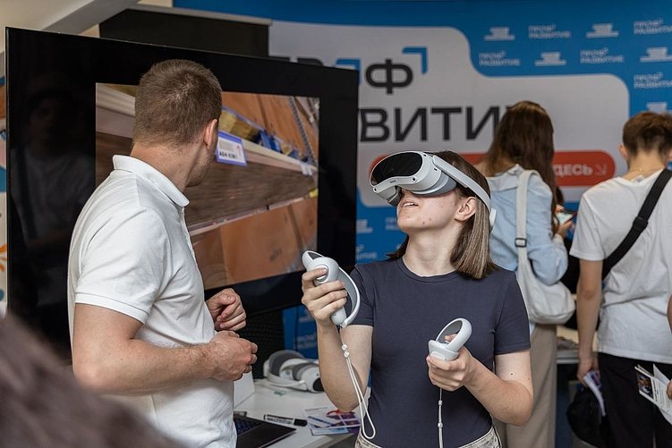 Комбайн, башенный кран, токарный станок, склад, сварка, 3D‑печать — мы используем такие сценарии на аграрных, промышленных и логистических выставках, где нет возможности привезти реальную технику.