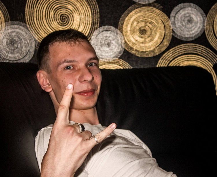 Работа официантом, начальник саентолог, дизайнер в СБЕР и EPAM, и про уход из продукта в студию