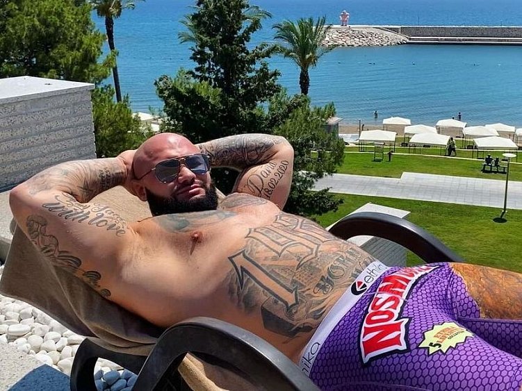 Фото с сайта: https://memepedia.ru/na-rasslabone-na-chile/