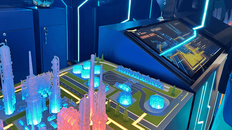 В VR показывается работа технологических объектов, в физической части — макеты и элементы оборудования.&nbsp;