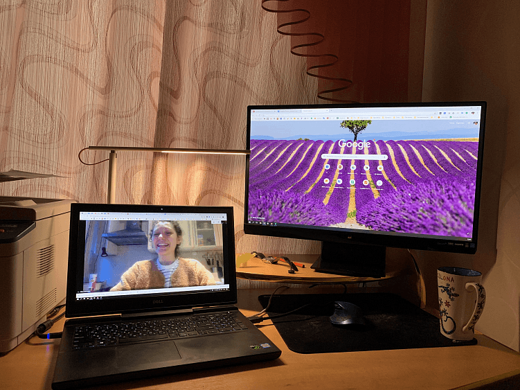 В книге рекомендуют оформить своё рабочее место так, чтобы тебе было комфортно. Раньше у меня была старая советская лампа, а потом моя жена подарила мне настольная лампу Xiaomi, которая умеет менять интенсивность света и его спектр. Уютно.