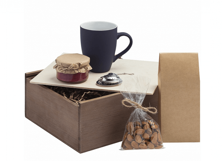 Просто съедобные подарки - не практично, лучше если вдобавок будет что-то долгоиграющее и брендированное, разумеется.