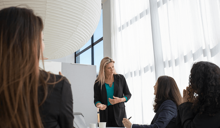 Большинство людей спешат оправдать своё мнение в момент, когда кто-то его оспаривает.