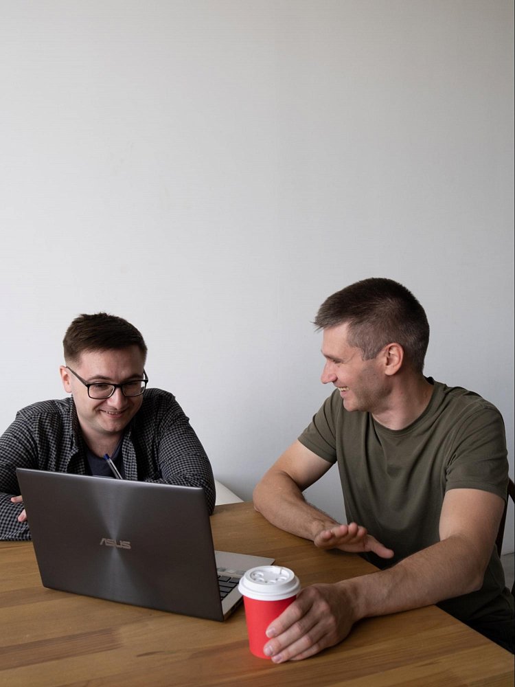 Евгений, коммерческий директор Сайткрафта, в спокойной обстановке проводит обучение для Алексея, руководителя отдела аккаунтинга.