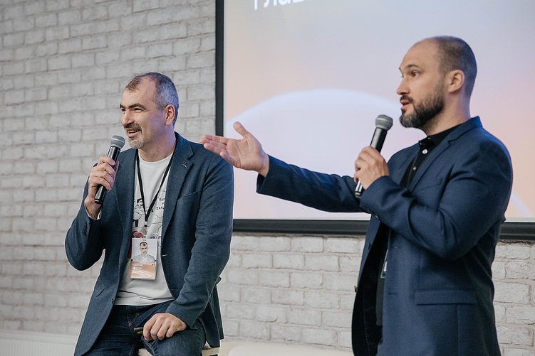 Анатолий Денисов и Вадим Митякин во время офлайн-подкаста. 