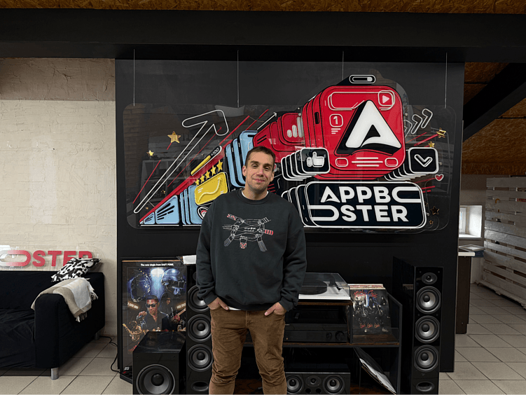 Парочка свитшотов из партии досталась и нашим ребятам. Сейлз-менеджер Appbooster Валентин нарядился для фото