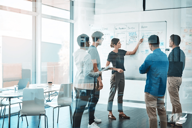 Рис. 1. Команда разработчиков обсуждают проект