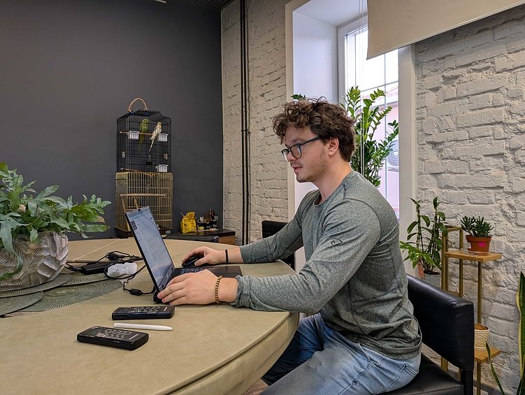 — Висим на столбах и подбираем маникюроустойчивую клавиатуру… К дню сисадмина