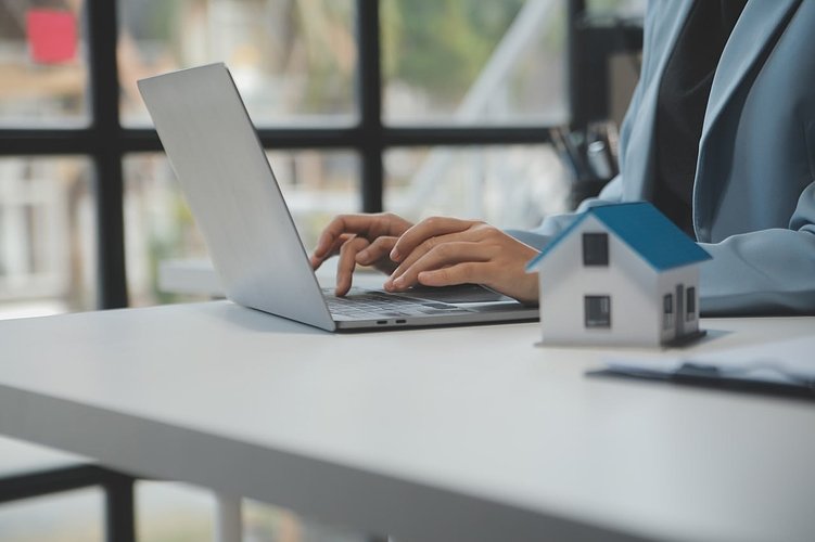 Цифровая продажа квартир в 2026-м: е-commerce приемы для риэлторов и застройщиков