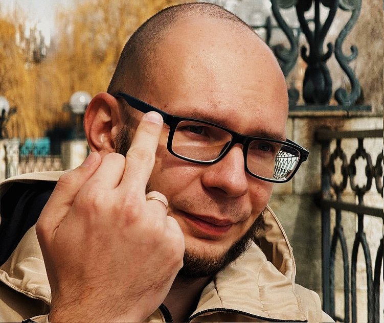 Работа официантом, начальник саентолог, дизайнер в СБЕР и EPAM, и про уход из продукта в студию