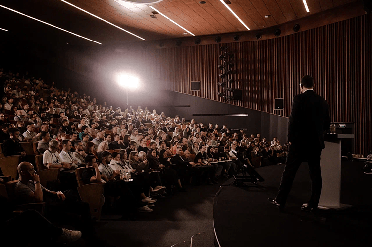 Денис Шубенок (CEO “Ашманов и партнеры”) открывает Optimization-2025