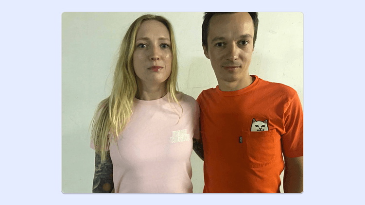 Это Лёша с Мариной — первые сотрудники агентства и гордые обладатели двух стульев