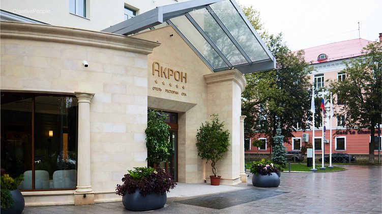 Ещё и модельеры! Как бэкграунд дизайнера помог нам создать новый стиль для премиум-отеля «Акрон»