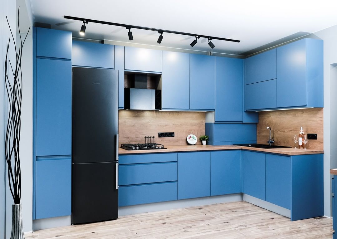 Продажа кухонь стоимостью от 150 000 рублей через опросы во Вконтакте.