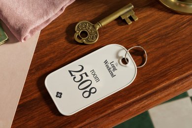 Мини-бар с макси-стилем. Брендинг для женской одежды с вайбом премиум-отеля