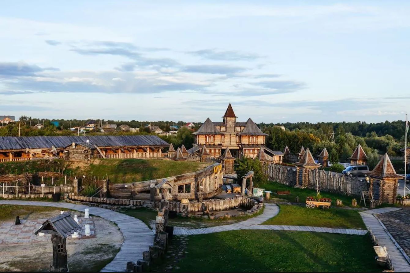 Продали за неделю все номера в нетипичном отеле старославянского стиля: кейс IQ Online