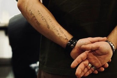 «Слепой Бью»: история первого незрячего тату-мастера