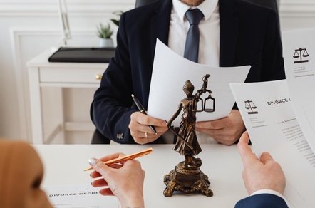 Как юридически правильно оформить удаленную работу: отвечает адвокат Валерий Рогальский