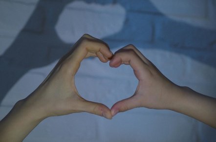 Эмоциональная коммуникация брендов: как «тёплые» истории строят доверие и вовлеченность